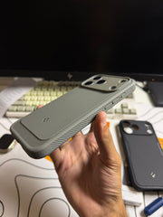 Spigen 1:1 Rugged Armor MagSafe Case 17 Pro Max