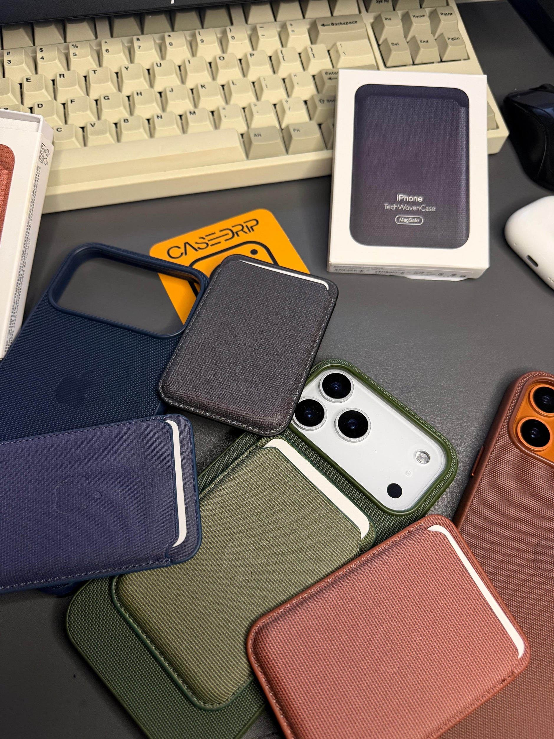 CYRILL di Spigen Kajuk Mag [Ricarica Magnetica] Cover Compatibile con iPhone 14 Plus 6.7 (2022) Custodia TPU Bumper Protettiva Antiurto in Pelle PU Premium - Marrone